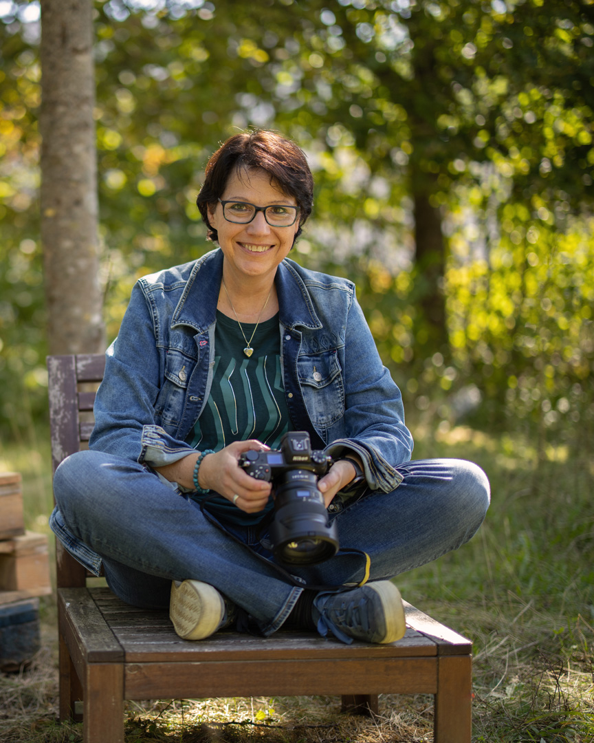 Isabelle Gilbert, Personal Branding Fotografin, in der Natur sitzend