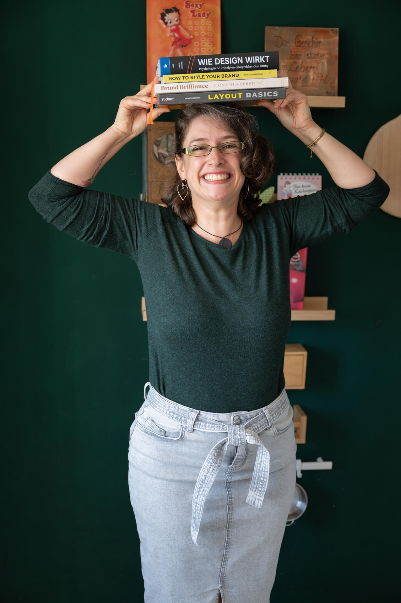 Carolin Meinhold mit Büchern auf dem Kopf bei einem Personal Branding Fotoshooting